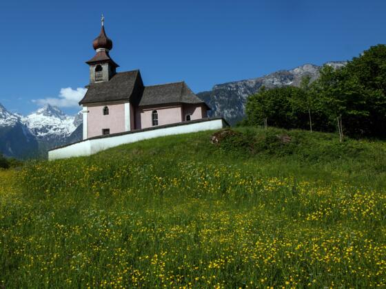 Auer Kirchlein mit den Loferer Steinbergen im Hintergrund