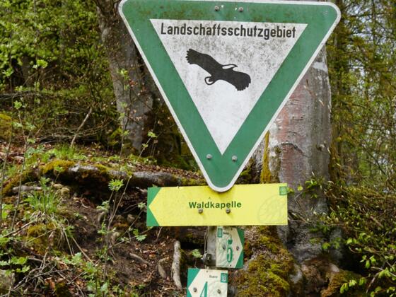 Wegweiser zur Waldkapelle bei Essing im Hienheimer Forst
