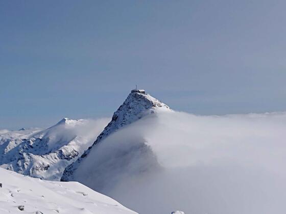 Über den Wolken – der Hohe Sonnblick mit Zittelhaus und Observatorium vom Goldzechkopf.