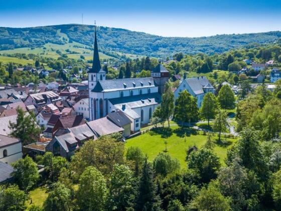 Schleifenroute - Bischofsheim in der Rhön mit seiner Stadtpfarrkirche und dem Kreuzberg im Hintergrund