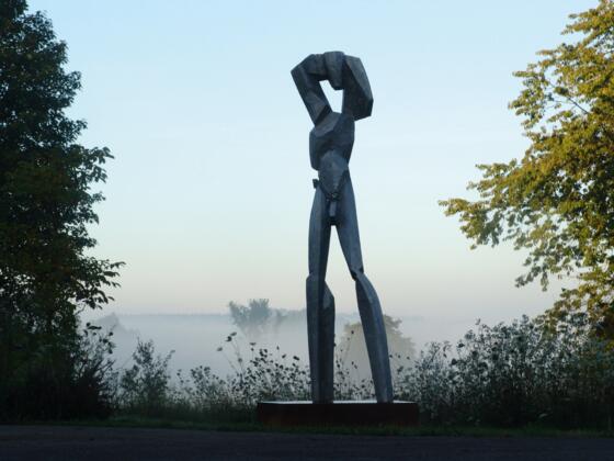 Agnes Keil, „Schreitender“, 2020, Aluminiumguss auf Stahlsockel, 109,5 × 305 × 85,5 cm