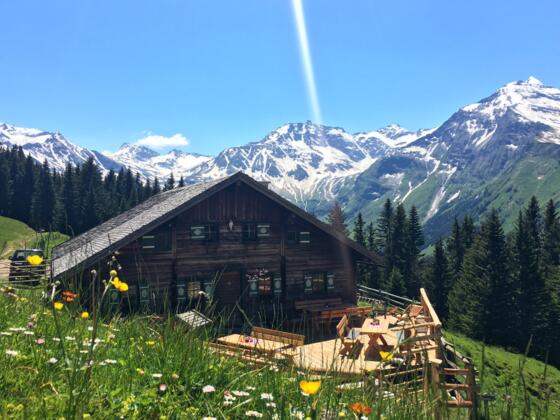Die Mitterastenalm mit Blick auf den Hohen Sonnblick (Mitte).