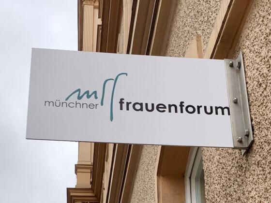 Schild des Münchner Frauenforums