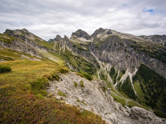 Links am Bildrand die Jochspitze, die Doppelzacken mittig sind die Höllhörner, rechts dann Kleiner und Großer Wilder.