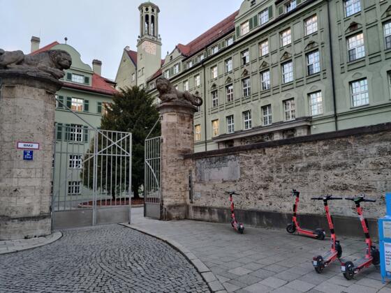 B. Polizeipräsidium München Ettstraße