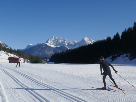 Westlich von Klais öffnet sich das Bergpanorama mit der Soiernspitze und dem Karwendelgebirge.