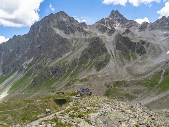 Die mächtige Saumspitze links hinter der Darmstädter Hütte