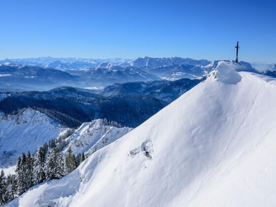 Der 1748 Meter hohe Gipfel, im Hintergrund der Wilde Kaiser