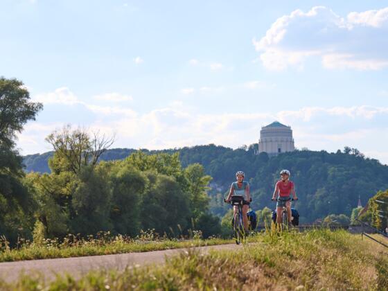 Radfahrerinnen vor der Befreiungshalle in Kelheim