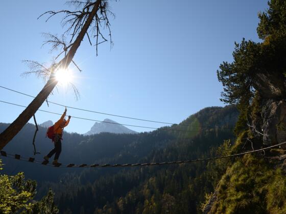 Einfach cool: Watzmannblick von der Hängebrücke des Grünstein-Steiges.