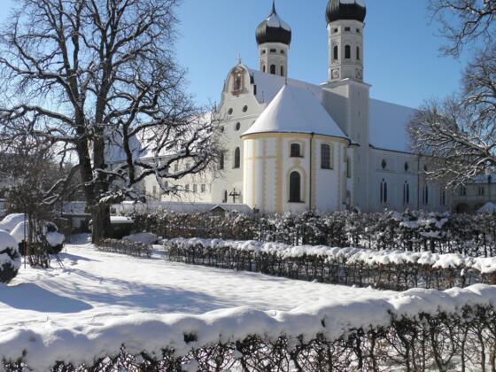 Ein sonniger Wintertag am Kloster Beneditkbeuern