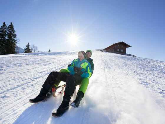 Familie Rodeln im Region Zugspitz Arena Bayern-Tirol