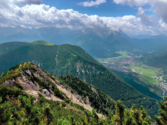 Unterwegs am Grat des Hohen Fricken mit Blick auf Wank und Zugspitze.