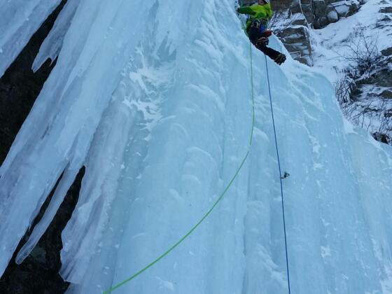 Der senkrechte Eisvorhang in der vierten Seillänge.
