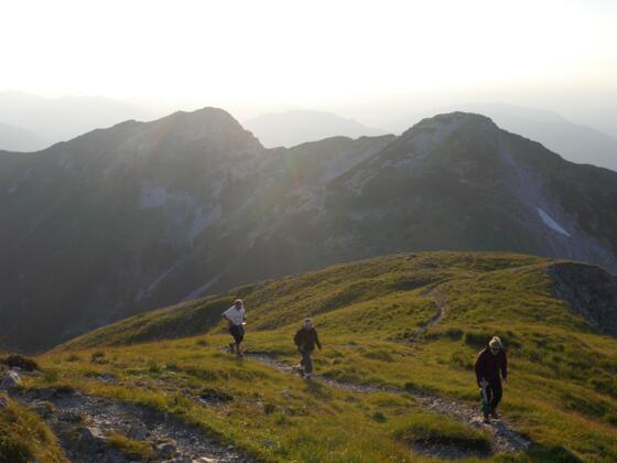 Abendliche Gipfelstürmer beim Schlussanstieg zum Krottenkopf