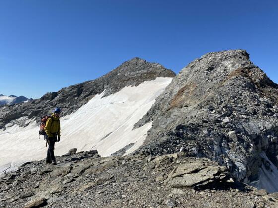 Gipfel der Vorderen Hintereisspitze im Hintergund sowie Übergang beim Firnfeld und Gratverlauf