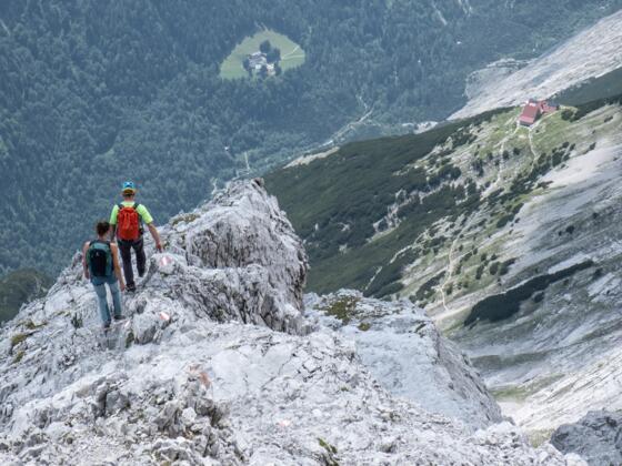 Lang ist der Abstieg vom Großen Bettelwurf hinab ins Halltal, rechts die Bettelwurfhütte.