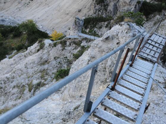 An den steilsten Passagen des Alpgartensteigs erleichtern Sicherungen und diverse Treppen das Bergauf.