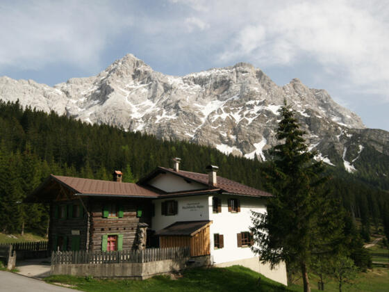 Hochthörlehütte mit Zugspitzmassiv