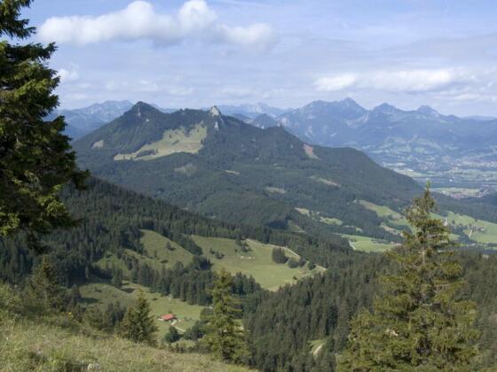 Beim Aufstieg gibt es immer wieder tolle Blicke auf Heuberg und Wasserwand zu bestaunen.