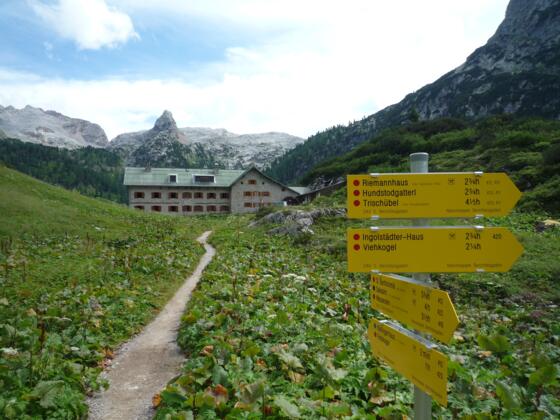 Die letzten Meter zum Kärlingerhaus mit Blick auf das markante Schottmalhorn.