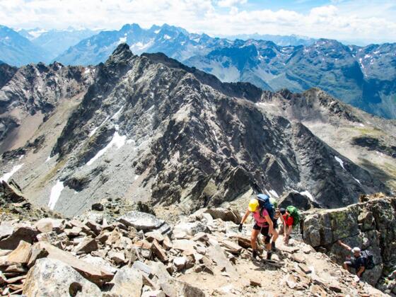 Aufstieg zum Wildgrat - etwas Krakselei ist auf diesem schwarzen Weg gefragt.