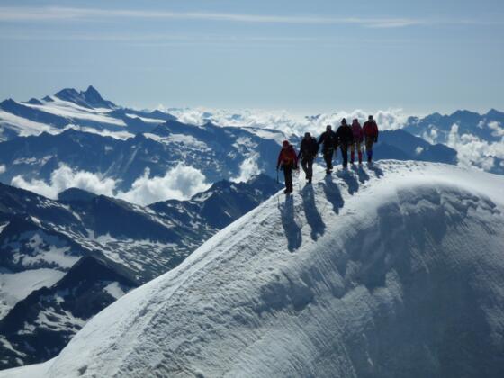 Ausgesetzter Übergang zum Gipfelkreuz des Großvenedigers, links hinten der Großglockner