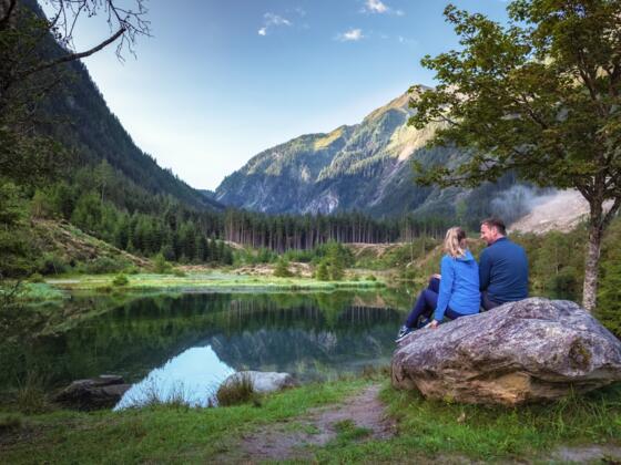 Traumhafte Aussicht auf den wunderschönen Blausee