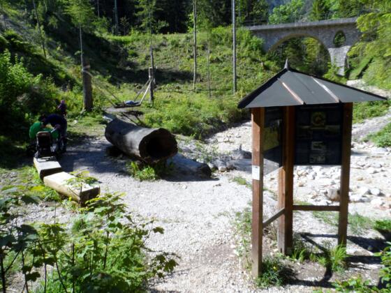 Infotafeln und Spielplatz am Weißbach
