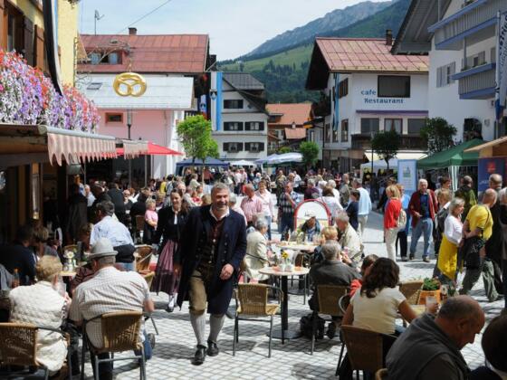 Belebte Ortsmitte in Bad Hindelang