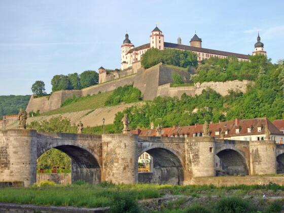 Alte Mainbrücke und Festung Marienberg in Würzburg