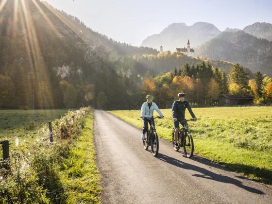Radeln unterhalb vom Märchenschloss Neuschwanstein
