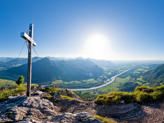 Österr. Gipfelkreuz auf dem Kranzhorn mit Blick auf das Inntal