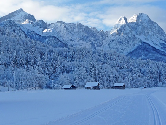 Loipen in Garmisch-Partenkirchen mit Blick auf das Zugspitzgebiet