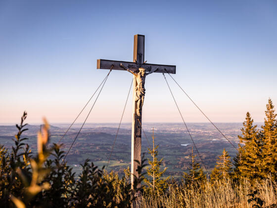 Gipfelkreuz Immenstädter Horn mit Blick Richtung Kempten