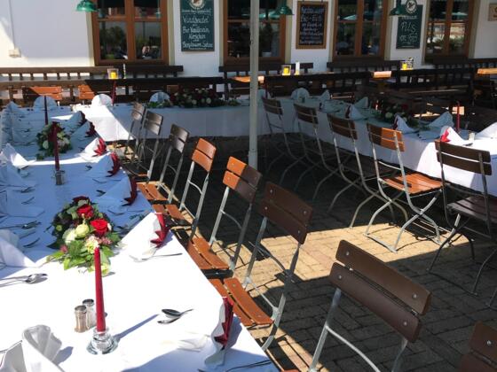 Biergarten festlich geschmückt.