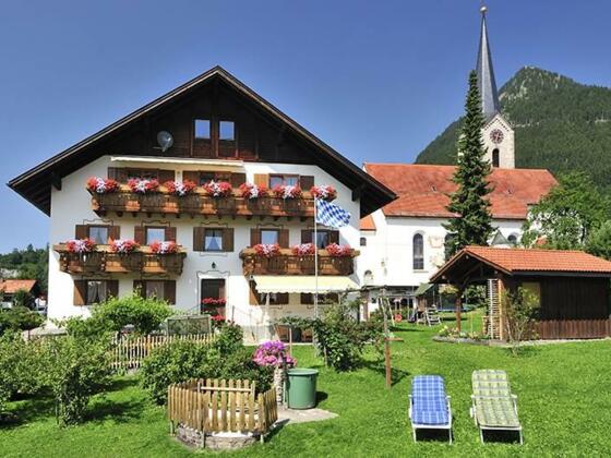 unser Haus mit Garten im Sommer