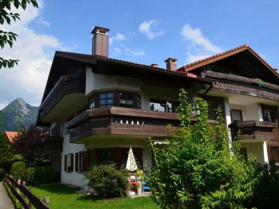 Hausansicht (Balkon links oben)