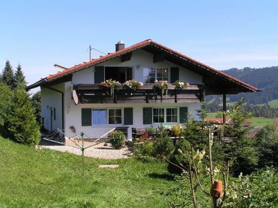 Wohnung im gesamten Obergeschoss mit freiem Blick