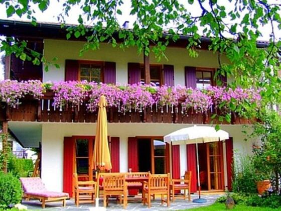 Hausansicht/Terrasse