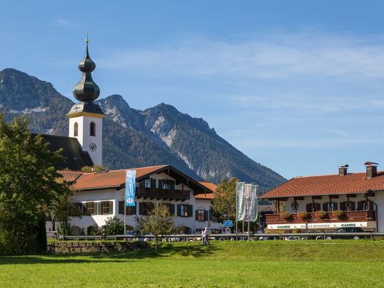 Rathaus Inzell mit Kirche St. Michael