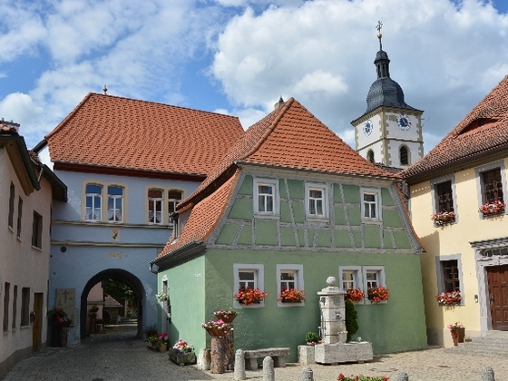 Rathausplatz Kleinlangheim mit Zugang zur Kirchenburg (links).
