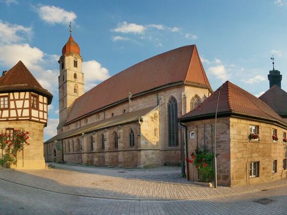 Marktplatz mit Stadtkirche und Fronveste in Langenzenn