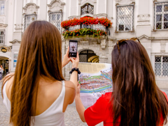 Touristinnen vor dem Steyrer Rathaus