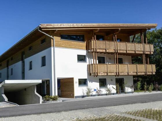 Eingangsbereich mit Parkplätzen und Tiefgarageneinfahrt