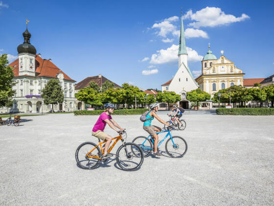 Radler am Kapellplatz in Altötting