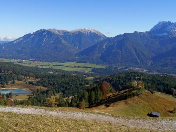 Der vergleichswiese breite Gipfelweg mit Blick zur Soierngruppe