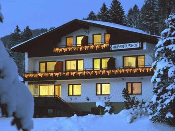 Schritte die im Schnee knirschen und klare kalte Winterluft, malerische Landschaften und fröhliche Menschen ... bis bald im HUBERTUSHOF!