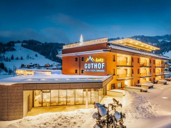 Nachtansicht des Guthof Lutz in Schattwald.