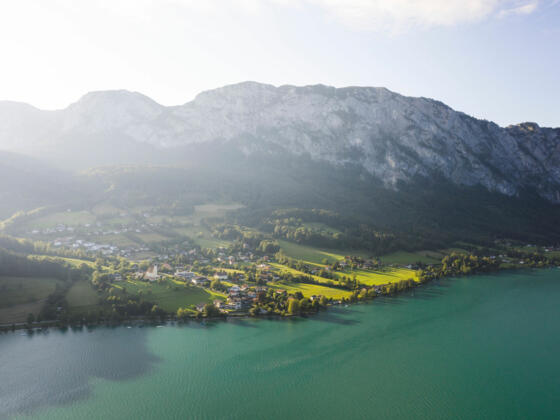 Luftaufnahme von Steinbach am Attrsee mit Höllengebirge